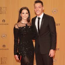 Seit dem aus ihrer zweiten beziehung mit fußballer mesut özil 2015 hielt sängerin mandy capristo den ball flach, was ihr liebesleben anging. Mesut Ozil Feiert Liebes Comeback Mit Mandy Capristo Bei Bambi Gala Der Spiegel