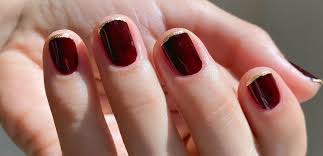 Esmalte en color rojo es de la marca. Siete Manicuras Burdeos Con Las Que Dar Un Twist A Tus Unas Y No Repetir Siempre Lo Mismo