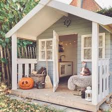 Der Herbst Ist Jetzt Endgultig Bei Uns Eingezogen Und Hier Gibt S So Einiges An Laub Zu Fegen Aber Wir Warten Erst Gartenspielhaus Gartenhaus Spielhaus Innen