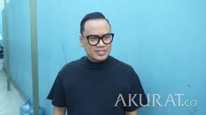 Umur 45 tahun) adalah seorang pembawa acara dan aktor berkebangsaan indonesia. Lagi Di Singapura Uya Kuya Sedih Blackpink Meninggal Dunia