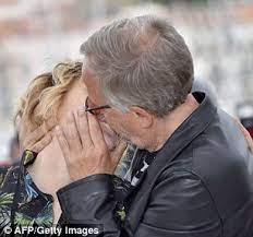 Robert luchini, se narodil v italské přistěhovalecké rodině. Juliette Binoche And Valeria Bruni Tedeschi Share A Steamy Kiss In Cannes Daily Mail Online