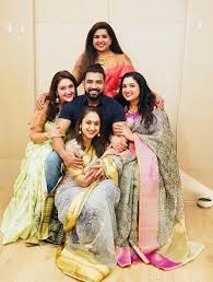 Vanitha vijayakumar has a big family containing eight members including her. Arun Vijay Happily Posted A Family Picture Without Vanitha Here S How She Reacted To It Chennai Memes