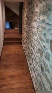 renovation mur en pierre escaliers peints en noir parquet bois massif