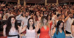 Ορκωμοσία < (λόγιο) ελληνιστική κοινή ὁρκωμοσία < ὁρκωμότης < ὅρκος + ὄμνυμι (το <ω> (ὁρκωμοσία) εξηγείται με τον αρχαιοελληνικό φωνητικό νόμο της συνθετικής έκτασης). Orkwmosia Sthn Olympia Gia Toys Apofoitoys Toy Tmhmatos Plhroforikhs Mme Tei Pyrgoy Anoixto Kai Zwntano Patrisnews Efhmerida Patris Hleias