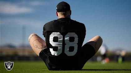 The unyielding presence of Maxx Crosby dictates the standard for the entire defense, do AI tạo