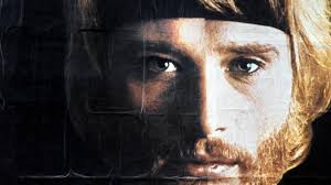 La chanson requiem pour un fou se trouve dans l'album derrière l'amour qui sort en 1976. Johnny Hallyday Une Chanson Inedite Ressort Des Cartons D Universal