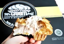 Cream puff recipes include a pastry dough, traditional italian cream puff filling, whipped cream filling, easy pudding filling, and chocolate. Asiknya Berbagi Pku Tempatmakanpekanbaru Mr Creampuff Pekanbaru