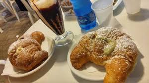 4 cucchiai di zucchero a velo. Un Cornetto Al Cioccolato Bianco E Un Cornetto Con Crema Al Pistacchio Picture Of Kumana Amantea Tripadvisor