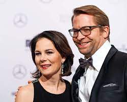 Dieser mann steht neben ihr an der parteispitze robert habeck ist wie annalena baerbock bundesvorsitzender der grünen. Y6p4mrjcqehajm