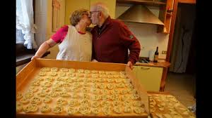 Biscotti al cioccolato tipici salentini. Le Cartellate Pugliesi Dolce Tipico Natalizio Ricetta Della Nonna Maria Youtube
