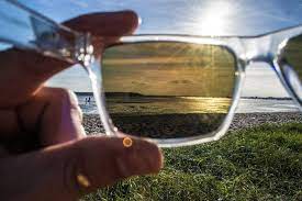 We often hear about polarized sunglasses being superior, that they're better for our eyes and offer more protection from the sun. Pros And Cons Of Polarized Lenses