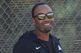 Eloy Jimenez Leaves Game Early with Leg Injury