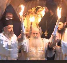 În jurul mormântului domnului se află 4 altare creştine, aşezate în ordinea lor istorică şi orientate spre cele patru puncte cardinale: Sfanta LuminÄ S A Pogorat Èi In 2020 La Ierusalim Video Ziarmm