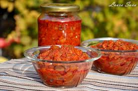 Adaugati sarea, piperul tocat, piperul boabe, delicatul si foile de dafin, si lasati sa fiarba amestecand din cand in. Zacusca De Ciuperci Retete Culinare Cu Laura Sava Cele Mai Bune Retete Pentru Intreaga Familie