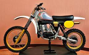 FACTORY EUROPEAN VINTAGE | 1982.5 Husqvarna 500 CR Silver Streak. 📸  @mecum_auctions. #vintagehusqvarna #vintagehusky #vintagemaico #maico  #vintagecz #cz #bultaco... | Instagram