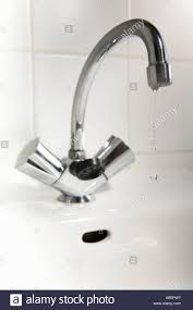 Anfänglich tropft das wasser nur in einzelnen tropfen in den ausguss. Wasser Tropft Aus Einem Badezimmer Wasserhahn Stockfotografie Alamy