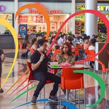 A ver gente de rMexico: ¿Que le está diciendo este wey a la morrita? :  rmexico