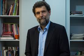 Bugün başlayan gezi parkı davasında yaklaşık iki yıl sonra duruşmaya çıkan osman kavala, gezi eylemlerine katılmış milyonlarca kişiden bir farkım olmadığını düşünüyorum ve suçlamalara dair hiçbir. Gezi Parki Davasi Sonuclandi Osman Kavala Dahil Tum Saniklar Beraat Etti Timeturk Haber