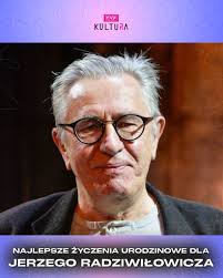 🎭 Dziś urodziny obchodzi Jerzy Radziwiłowicz, wybitny aktor teatralny,  telewizyjny i filmowy, uznawany za ikonę kina "Solidarności". 💐 TVP  Kultura składa artyście najserdeczniejsze życzenia! 🎂 Już w szkole  średniej odkrył swoją pasję