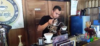 Masalah itu adalah tentang regenerasi petani kopi yang terhambat akibat dari kurang berminatnya generasi muda di desa amadanom untuk melanjutkan profesi orang tuanya sebagai petani kopi. Mengangkat Ekonomi Masyarakat Tanjabbar Lewat Ekowisata Sukorejo Kampung Kopi Liberika