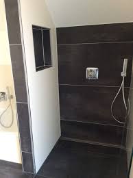 Dusche Gefliest In Grau Und Holz Google Suche