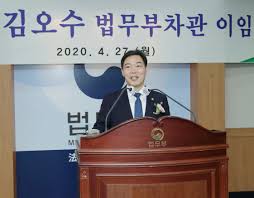 김오수 검찰총장 후보자가 지난 26일 오후 국회 법제사법위원회에서 열린 인사청문회에서 오후 청문회 속개에 앞서 시사위크=권신구 기자 김오수 검찰총장 후보자 인사청문회가 파행으로 끝난 가운데. ì¤Œì¸ æ–‡ì •ë¶€ ë§ˆì§€ë§‰ æª¢ì´ìž¥ í›„ë³´ìž ê¹€ì˜¤ìˆ˜ ë…¼ëž€ ì† æª¢ ê°œí˜ ì™„ìˆ˜í• ê¹Œ