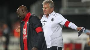 Al naama depuis 2012, l'actionnaire principal. Boloni Et Makelele Se Taquinent Pendant Eupen Antwerp