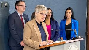 Emiten orden de arresto contra agente de ICE acusado de apuntar un arma contra un conductor en Minnesota
