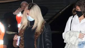 Elle me fait penser à la blonde sur twitch en couple avec le noir. Selena Gomez Shows Off Her New Blonde Hair Back To Work Gma