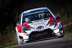 オット タナクのトヨタ ヤリスwrc 右のサイドミラーがなくなっているのが分かる wrcドイツ ミラーを飛ばす 攻めの走り でタナクが初日首位 ヤリスで初参戦の勝田貴元は11番手から前を窺うの画像 写真 1 autosport web