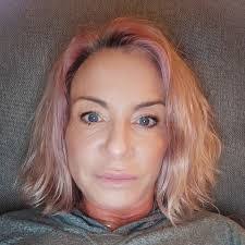 Mary Hellman's Instagram, Twitter & Facebook