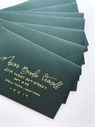 Emerald Green Envelopes With Gold Calligraphy Perfect For A Fall Or Winter Wedding With Hochzeitseinladung Grune Hochzeitseinladungen Smaragdgrune Hochzeiten