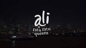 Tras la muerte de su padre, un adolescente se dirige a nueva york en busca de reportar reportar enlace roto. Review Film Ali Ratu Ratu Queens 2021 Ada Dilan Di New York