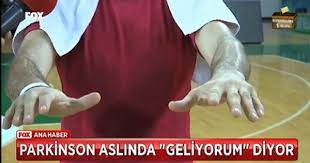mimiklerin azalmasi konusurken ani ses kisikligi yururken kollardan birinin sallanmasi digerinin hareketsiz kalmasi tum bunlar parkinson hastaliginin saglik ses