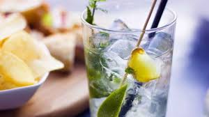 Già il nome mi fa simpatia… leggendo poi gli ingredienti, la curiosità mi ha immediatamente costretta ad assaggiarlo e l'amore è scoccato al primo. Cocktail Hugo Con Dosi Ingredienti E Preparazione Cocktail Hugo Ricetta Ricette Cocktail Ricette Di Cucina