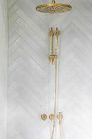 A catchy and bold blue bathroom done with watercolor tiles, gold fixtures and lamps is a stylish space. Luxurioses Badezimmer Von 6 M2 Small Luxury Bathrooms Herringbone Tile Bathroom Herringbone Tile