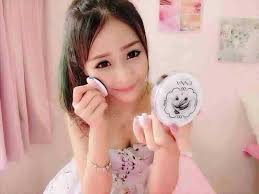 韩国气垫粉底enna uv mist silk cushion 颠覆对传统粉底厚重 难推开 保湿相对差的粉底 突破传统粉底概念 模拟蜂窝储蜜原理 将粉底紧锁于具有万千细孔的海绵气垫粉芯内 作用主要是遮瑕 隐藏毛孔 调整肤色 打造出空气感一般的裸妆效果 产品设计便于携带 可以随时