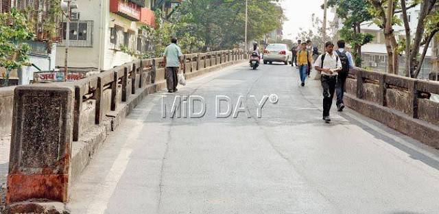 Bombay Photo Images[ Mumbai]: French bridge -mumbai & below-the-bridge wonders of "aapli wadi".