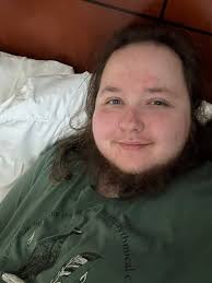 Introduction of a polyamorous artist