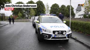 Kristianstad under måndagskvällen larmades polisen till gamlegården efter att flera uppringare hört av sig om att de hört höga smällar i området. Skottlossningen Utanfor En Skola I Kristianstad Youtube