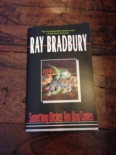 Something Wicked This Way Comes: Bradbury, Ray: 9780380729401: Amazon.com:  Books