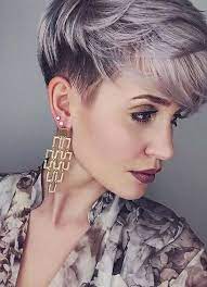 Stylé et super mignon, le pixie cut long exige un effilage régulier afin de conserver son côté pointu! Epingle Sur Cheveux Courts