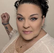 What is the temperature outside in the middle of the ocean day vs night?