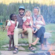 People Magazine On Instagram Say Cheese We Can T Get Enough Of Thomas Rhett And Lauren Akins Adorable Famil Thomas Rhett People Magazine Country Singers