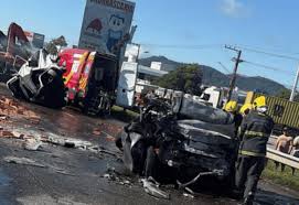 Acidente envolvendo carros e caminhão interdita BR-101 em Santa Catarina