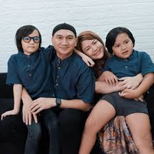 Indonesian idol on wn network delivers the latest videos and editable pages for news & events, including entertainment, music, sports, science and more, sign up and share your playlists. Punya 7 Anak Ini 10 Potret Keibuan Wina Natalia Istri Anji