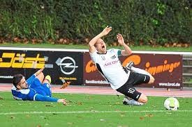 Juni gelten, allerdings mit gewissen. Mehrmals Mussten Die Weinheimer Gegen Den Fc 08 Die Notbremse Ziehen In Dieser Szene Bekommt Es Kapitan Benedikt Haibt Rechts Zu Spuren Foto Eibner Schwarzwalder Bote