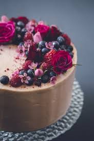 Simple Chocolate Cake With Berries And Fresh Flowers Patisserie Jolis Gateaux Idee Gateau