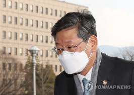 이용구 법무차관, 첫 출근길에 '공정·중립' 강조 공정성 시비 여전…텔레그램 대화 '이종근2' 논란 이용구 사무실에서 윤석열 감찰 관련 조사 의혹도 앵커 윤석열 검찰총장의 징계위원회를 앞두고 심의위원인. Djwepihvfcqtkm