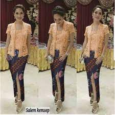 Selain itu, rok ini juga merupakan salah satu model rok yang sedang. Kebaya Set Manda Rok Belah Samping Shopee Indonesia